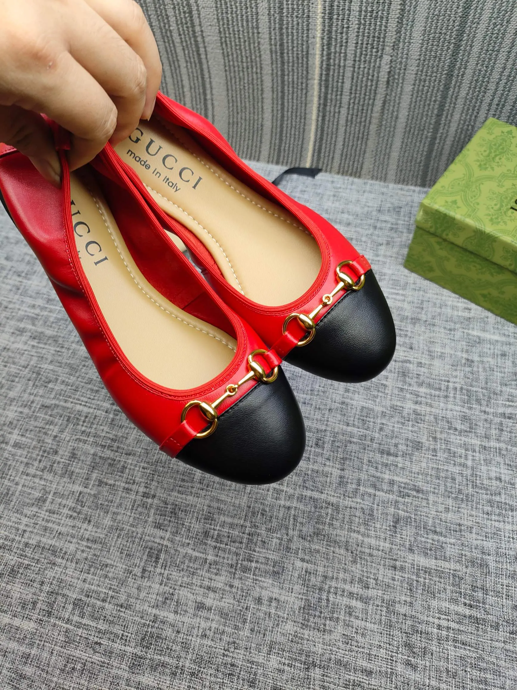 👟👟Ex-factory price 320👟👟 GUCCI's latest horsebit women's flat ballet shoes and egg roll shoes are super comfortable. The fabric is made of imported top-grade soft sheepskin. It is very comfortable on the feet and will not rub your feet. You can also roll it up and put it in your bag. It is easy to carry with you. The super soft soles are a must-have item for fairies whether you are going out for business, work, travel, shopping or at home. Fashionable and versatile, it is an indispensable pair of shoes for you. Fabric: Made of imported soft sheepskin Color: 6 colors available Outsole: PPC rubber outsole Size 34-42 (34.41.42 needs to be customized)